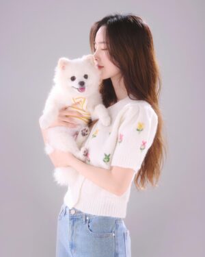 Jin Se-yeon Instagram - ⠀
#헤이마리
#헤이마리5월호
⠀
레오와 예쁜 추억 만들었어요🐶❣️