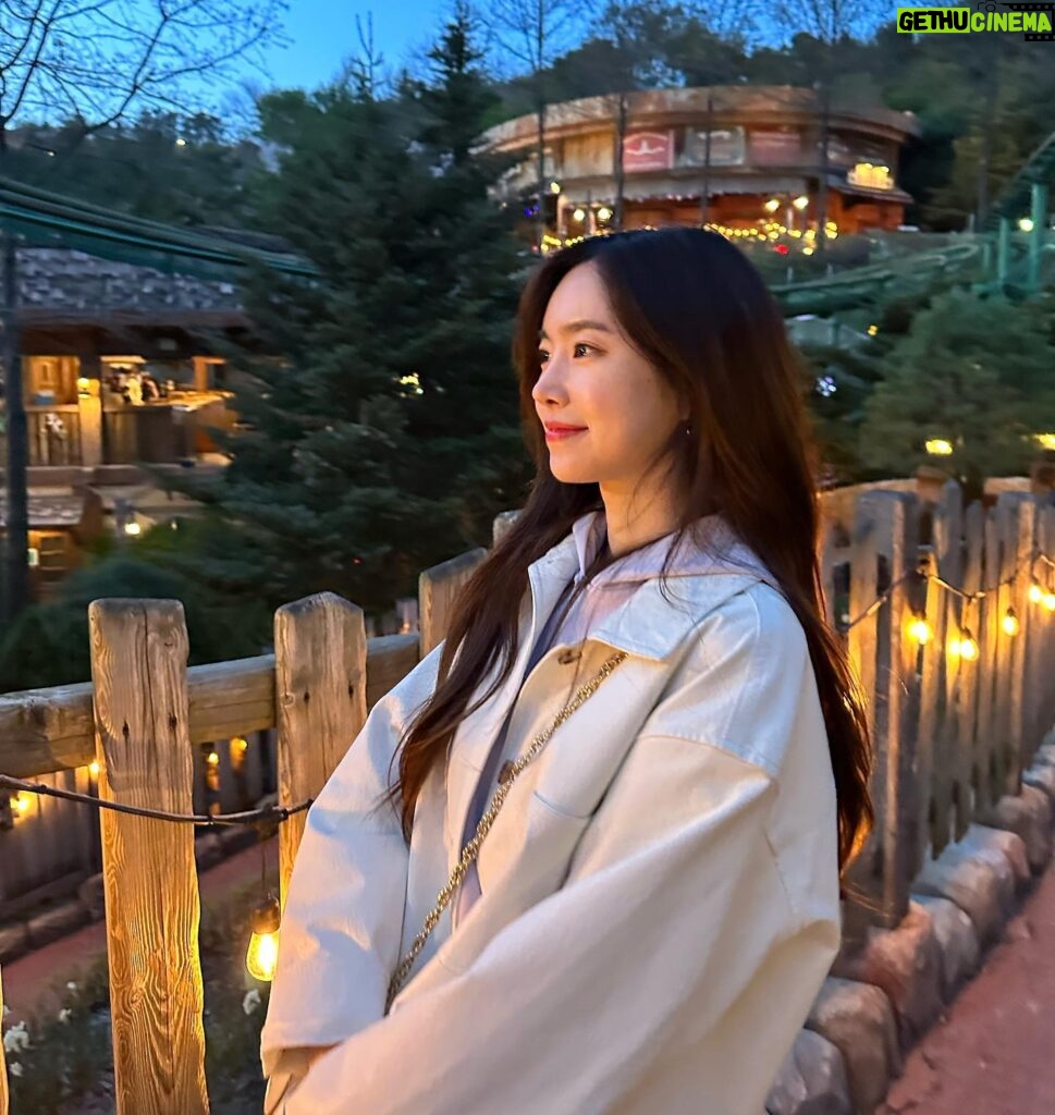 Jin Se-yeon Instagram - 🎠🎡🎢 ⠀ 내 동심 찾았징