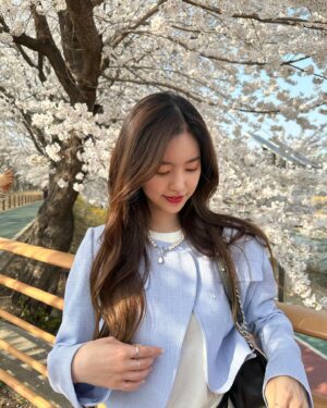 Jin Se-yeon Instagram - 🌸🌸🌸