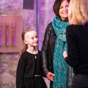 Jitka Čvančarová Instagram - Radost i slzy. Podpora, laskavost, sounáležitost. Očekávání i vzpomínky. Tohle všechno a mnohem víc se podařilo vložit do jednoho vzácného večera. Povedlo se to díky velké spoustě báječných lidí.

❤️🙏 Díky skvělým hostům z řad "Motýlků", lékařů i našich podporovatelů, kteří přišli 29. února do Pražské křižovatky oslavit 20 let od založení DEBRA ČR. 

🤍🦋 Díky jedinečným interpretům, kteří jsou s osudy pacientů i s Debrou pevně spojeni  @tomas_klus @janjelenband @gospel.limited @jana_b_mareckova a na prvním místě samozřejmě naše patronka @jitkacvancar_official 

💙🤗 Díky stovkám lidí s dobrým srdcem, kteří se za 20 let, co DEBRA ČR pomáhá, zapojili do přímé péče o "Motýlky", do osvětových kampaní a do všech projektů se společným cílem - usnadnit život rodinám, do kterých zasáhla nemoc motýlích křídel. 

Budeme na tento večer ještě dlouho vzpomínat a děkovat. Některé okamžiky si zaslouží zvláštní pozornost a proto vám je budeme přinášet postupně. K tomu nám pomůžou krásné fotky od  @fotohavlin a taky @lukasbiba. Díky oběma!

🦋 DÍKY, ŽE JSTE NADOTEK 🦋
@libena_rochova 
@anetavignerova
@andreaapostolu_muah 
Roman Kraus
@honzaseideljan 
@petrcadek_official
@matejjuhar
@musil__lukas
@michalkempny
@danielpribyl74
@lukasmensator51
@marie_babickova
@prazska_krizovatka 
@delikatesky @bistrono.2 
@crossaudio.cz 
@led_gear 
@ydcapital