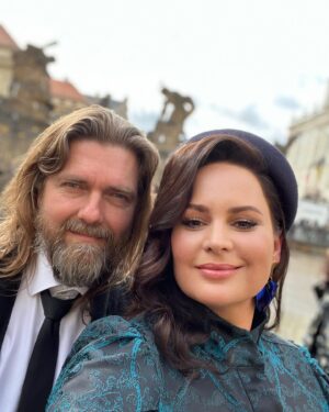 Jitka Čvančarová Instagram - ... preji vam vsem,
krasne prvni, regulerni prezidentske rano!
... Vite, vzdy kdyz jsme spolecne s Vaclavem Marhoulem, se kterym jsme vedli 
diskuze a obcanske debaty
v ruznych mestech Ceske republiky, 
s panem prezidentem @prezident_pavel 
v uplynulych mesicich, urcite i s mnoha z vas, 
co tu mam,
vzdy jsem si na samotny zaver debat,
dovolila vyslovit nahlas prani.
A to takove, ze bych si jen uprimne prala,
aby vsichni , cely nas narod, 
mohl poznat, co vsechno dobreho sebou nese
pan general Petr Pavel jako clovek. 
... samozrejme do toho patri jeho neoddiskutovatelne odborne znalosti a kompetence, 
jeho racionalita, 
jeho schopnost divat se na veci v hlubokem a sirokem kontextu, 
jeho klid a rozvaznost za kazdych okolnosti,
ale predevsim to, jak je moralne nastaveny lidsky.
Nepredstíraně laskavy spravňák a gentleman, 
coz jsem poznala intenzivne na vlastni kuzi, 
neb celou tu dobu jsem jezdila 
se slozitym zranenim nohy a nemohla se prilis hybat. Jeho prirozene obavy, ucast a pece, byla nevsedni.
... Vsechno, co jsem za tu dobu pozorovala, mne o tom vsem jen vice a vice ubezpecovalo.
... s jakou uctou, laskou a nehranym respektem
se chova a mluvi se svou zenou Evou @eva__pavlova .
S jakou elementarni uctou pristupuje ke vsem zenam a k lidem vubec.
Co kolem sebe prirozene siri a vysila...

Jsem stastna, dojata,
samozrejme, ze jsem dojata, neb to po celou tu dobu bytostne prozivam!
....jsem stastna, ze me prani bylo vyslyseno,
jsem stastna, ze muzu byt opet hrda 
na naseho prezidenta, 
jsem stastna, ze mame jako narod nekoho, kdo nam muze byt moralni inspiraci.
Jsem stastna , ze se bude opet rikat pravda 
a zit v pravde, jakkoli je to nekdy tvrde.

Jsem stastna, ze se na Prazsky hrad,
pocinaje vcerejsim dnem, 
vratily opravdove hodnoty a ciste srdce.

... je ale nad slunce jasne, ze to nemuzeme vsechno nechat na nich. 
Prehodit na ne zodpovednost.
Zakladem demokracie je vlastni odpovednost. 
Tedy je zrejme, ze kazdy den, 
clovek musi zacinat sam u sebe. 
Bez toho se nepohneme :-)))

DEKUJI 🫀 @prezident_pavel 

🤍❤️💙
#🇨🇿