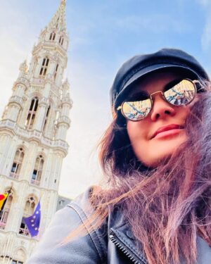 Jitka Čvančarová Instagram - ... Adventni pozdraveni z uvedeni filmu The Painted Bird / Nabarvene Ptace @thepaintedbirdmovie 
v Bruselu. 
Dekuji vsem diplomatum, stazistum a vsem hostum
za uzasnou diskuzi po filmu, 
kterou jsme spolecne vedli az temer do pulnoci, 
v zaveru celeho dne proti antisemitismu.
Ptace stale rezonuje ve vasich srdcich,
v kontextu dnesni reality mozna vice nez kdy jindy. 
Kez jeho hluboke poselstvi stale otevira lidske duse. Poselstvi lasky a nadeje. 
Pevneho uvedomeni si toho, ze clovek nikdy nesmi dopustit, aby se nechal pohltit a ovladnout strachem, nenavisti, pomstou, zlem, 
ackoli casti vseho jsou v kazdem z nas. Svetlo i tma. 
Kez vam vsem dnesni svetlo,
z te prvni zapalene adventni svicky,
prinese smirlivost, klid, lasku a touhu porozumet si.
❤️
#czechembassybrussels 
#thepaintedbird 
#vaclavmarhoul
#ptacestaleleti