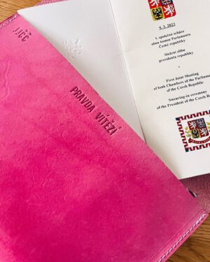 Jitka Čvančarová Instagram - ... preji vam vsem,
krasne prvni, regulerni prezidentske rano!
... Vite, vzdy kdyz jsme spolecne s Vaclavem Marhoulem, se kterym jsme vedli 
diskuze a obcanske debaty
v ruznych mestech Ceske republiky, 
s panem prezidentem @prezident_pavel 
v uplynulych mesicich, urcite i s mnoha z vas, 
co tu mam,
vzdy jsem si na samotny zaver debat,
dovolila vyslovit nahlas prani.
A to takove, ze bych si jen uprimne prala,
aby vsichni , cely nas narod, 
mohl poznat, co vsechno dobreho sebou nese
pan general Petr Pavel jako clovek. 
... samozrejme do toho patri jeho neoddiskutovatelne odborne znalosti a kompetence, 
jeho racionalita, 
jeho schopnost divat se na veci v hlubokem a sirokem kontextu, 
jeho klid a rozvaznost za kazdych okolnosti,
ale predevsim to, jak je moralne nastaveny lidsky.
Nepredstíraně laskavy spravňák a gentleman, 
coz jsem poznala intenzivne na vlastni kuzi, 
neb celou tu dobu jsem jezdila 
se slozitym zranenim nohy a nemohla se prilis hybat. Jeho prirozene obavy, ucast a pece, byla nevsedni.
... Vsechno, co jsem za tu dobu pozorovala, mne o tom vsem jen vice a vice ubezpecovalo.
... s jakou uctou, laskou a nehranym respektem
se chova a mluvi se svou zenou Evou @eva__pavlova .
S jakou elementarni uctou pristupuje ke vsem zenam a k lidem vubec.
Co kolem sebe prirozene siri a vysila...

Jsem stastna, dojata,
samozrejme, ze jsem dojata, neb to po celou tu dobu bytostne prozivam!
....jsem stastna, ze me prani bylo vyslyseno,
jsem stastna, ze muzu byt opet hrda 
na naseho prezidenta, 
jsem stastna, ze mame jako narod nekoho, kdo nam muze byt moralni inspiraci.
Jsem stastna , ze se bude opet rikat pravda 
a zit v pravde, jakkoli je to nekdy tvrde.

Jsem stastna, ze se na Prazsky hrad,
pocinaje vcerejsim dnem, 
vratily opravdove hodnoty a ciste srdce.

... je ale nad slunce jasne, ze to nemuzeme vsechno nechat na nich. 
Prehodit na ne zodpovednost.
Zakladem demokracie je vlastni odpovednost. 
Tedy je zrejme, ze kazdy den, 
clovek musi zacinat sam u sebe. 
Bez toho se nepohneme :-)))

DEKUJI 🫀 @prezident_pavel 

🤍❤️💙
#🇨🇿