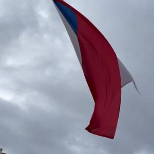 Jitka Čvančarová Instagram - ... preji vam vsem,
krasne prvni, regulerni prezidentske rano!
... Vite, vzdy kdyz jsme spolecne s Vaclavem Marhoulem, se kterym jsme vedli 
diskuze a obcanske debaty
v ruznych mestech Ceske republiky, 
s panem prezidentem @prezident_pavel 
v uplynulych mesicich, urcite i s mnoha z vas, 
co tu mam,
vzdy jsem si na samotny zaver debat,
dovolila vyslovit nahlas prani.
A to takove, ze bych si jen uprimne prala,
aby vsichni , cely nas narod, 
mohl poznat, co vsechno dobreho sebou nese
pan general Petr Pavel jako clovek. 
... samozrejme do toho patri jeho neoddiskutovatelne odborne znalosti a kompetence, 
jeho racionalita, 
jeho schopnost divat se na veci v hlubokem a sirokem kontextu, 
jeho klid a rozvaznost za kazdych okolnosti,
ale predevsim to, jak je moralne nastaveny lidsky.
Nepredstíraně laskavy spravňák a gentleman, 
coz jsem poznala intenzivne na vlastni kuzi, 
neb celou tu dobu jsem jezdila 
se slozitym zranenim nohy a nemohla se prilis hybat. Jeho prirozene obavy, ucast a pece, byla nevsedni.
... Vsechno, co jsem za tu dobu pozorovala, mne o tom vsem jen vice a vice ubezpecovalo.
... s jakou uctou, laskou a nehranym respektem
se chova a mluvi se svou zenou Evou @eva__pavlova .
S jakou elementarni uctou pristupuje ke vsem zenam a k lidem vubec.
Co kolem sebe prirozene siri a vysila...

Jsem stastna, dojata,
samozrejme, ze jsem dojata, neb to po celou tu dobu bytostne prozivam!
....jsem stastna, ze me prani bylo vyslyseno,
jsem stastna, ze muzu byt opet hrda 
na naseho prezidenta, 
jsem stastna, ze mame jako narod nekoho, kdo nam muze byt moralni inspiraci.
Jsem stastna , ze se bude opet rikat pravda 
a zit v pravde, jakkoli je to nekdy tvrde.

Jsem stastna, ze se na Prazsky hrad,
pocinaje vcerejsim dnem, 
vratily opravdove hodnoty a ciste srdce.

... je ale nad slunce jasne, ze to nemuzeme vsechno nechat na nich. 
Prehodit na ne zodpovednost.
Zakladem demokracie je vlastni odpovednost. 
Tedy je zrejme, ze kazdy den, 
clovek musi zacinat sam u sebe. 
Bez toho se nepohneme :-)))

DEKUJI 🫀 @prezident_pavel 

🤍❤️💙
#🇨🇿