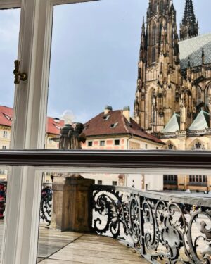 Jitka Čvančarová Instagram - ... preji vam vsem,
krasne prvni, regulerni prezidentske rano!
... Vite, vzdy kdyz jsme spolecne s Vaclavem Marhoulem, se kterym jsme vedli 
diskuze a obcanske debaty
v ruznych mestech Ceske republiky, 
s panem prezidentem @prezident_pavel 
v uplynulych mesicich, urcite i s mnoha z vas, 
co tu mam,
vzdy jsem si na samotny zaver debat,
dovolila vyslovit nahlas prani.
A to takove, ze bych si jen uprimne prala,
aby vsichni , cely nas narod, 
mohl poznat, co vsechno dobreho sebou nese
pan general Petr Pavel jako clovek. 
... samozrejme do toho patri jeho neoddiskutovatelne odborne znalosti a kompetence, 
jeho racionalita, 
jeho schopnost divat se na veci v hlubokem a sirokem kontextu, 
jeho klid a rozvaznost za kazdych okolnosti,
ale predevsim to, jak je moralne nastaveny lidsky.
Nepredstíraně laskavy spravňák a gentleman, 
coz jsem poznala intenzivne na vlastni kuzi, 
neb celou tu dobu jsem jezdila 
se slozitym zranenim nohy a nemohla se prilis hybat. Jeho prirozene obavy, ucast a pece, byla nevsedni.
... Vsechno, co jsem za tu dobu pozorovala, mne o tom vsem jen vice a vice ubezpecovalo.
... s jakou uctou, laskou a nehranym respektem
se chova a mluvi se svou zenou Evou @eva__pavlova .
S jakou elementarni uctou pristupuje ke vsem zenam a k lidem vubec.
Co kolem sebe prirozene siri a vysila...

Jsem stastna, dojata,
samozrejme, ze jsem dojata, neb to po celou tu dobu bytostne prozivam!
....jsem stastna, ze me prani bylo vyslyseno,
jsem stastna, ze muzu byt opet hrda 
na naseho prezidenta, 
jsem stastna, ze mame jako narod nekoho, kdo nam muze byt moralni inspiraci.
Jsem stastna , ze se bude opet rikat pravda 
a zit v pravde, jakkoli je to nekdy tvrde.

Jsem stastna, ze se na Prazsky hrad,
pocinaje vcerejsim dnem, 
vratily opravdove hodnoty a ciste srdce.

... je ale nad slunce jasne, ze to nemuzeme vsechno nechat na nich. 
Prehodit na ne zodpovednost.
Zakladem demokracie je vlastni odpovednost. 
Tedy je zrejme, ze kazdy den, 
clovek musi zacinat sam u sebe. 
Bez toho se nepohneme :-)))

DEKUJI 🫀 @prezident_pavel 

🤍❤️💙
#🇨🇿