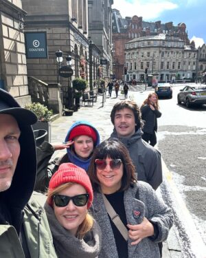 Jitka Schneiderová Instagram - Tradice 🫶🏻 naše poznávání nových míst a kultury…Edinburgh / rodinka na cestách… je to radost! Parta drží🙏🏻 🎖️ 🫀 Hezké Velikonoce i vám! 🐣