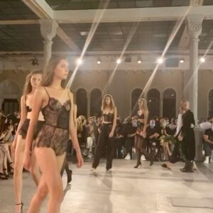 Jitka Schneiderová Instagram - Honzíku, začal další fashion week… Myslím na tebe, moc 🤍… měl jsi ho vždycky rád… fly ♥️ Sofi ❤️ Lukáš 💖 Bí 🖤