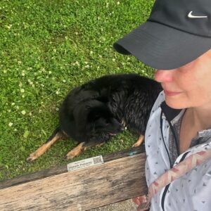 Jitka Schneiderová Instagram - S Honzíkem na lavičce. Zase brzy přiběhnu. 🤍 @margitavisage ti vybrala krásný místo, viď? Margitko, děkujeme. 🫀