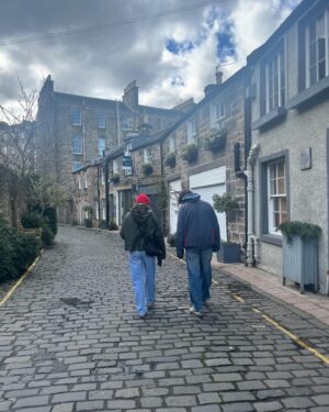 Jitka Schneiderová Instagram - Tradice 🫶🏻 naše poznávání nových míst a kultury…Edinburgh / rodinka na cestách… je to radost! Parta drží🙏🏻 🎖️ 🫀 Hezké Velikonoce i vám! 🐣