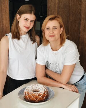 Jitka Schneiderová Instagram - S radostí a velkým respektem k pěstounským rodinám se připojujeme k výzvě “Dík náhradním rodinám - Bábovkový den.” 💥 Upekly jsme bábovku a byla to naše rodinná #powerwoman 🤍 Teta Andrea dodala rodinný recept na bábovku od babičky Florentiny, Sofie ji upekla a já ji asistovala. RODINA je prostě nejvíc! 🔗 A proto @hledamerodice ✔️ společně s @mpsvcz dlouhodobě usiluje, aby oblast náhradního rodičovství byla pevně v podvědomí široké veřejnosti a oslovila nové zájemce pro náhradní rodinnou péči. 🙏🏻 Protože každé dítě má právo vyrůstat v rodině! ♥️ 📢📢 Společně dnes proto křičíme do světa, že :
> náhradní rodiče  a lidé,kteří jim pomáhají, si zaslouží
od okolí ocenění
> děti v České republice potřebují nové pěstouny
> stát se pěstounem chce široké srdce a také odvahu
> existují odborné služby, které jsou náhradním
 rodičům oporou
#diknahradnimrodinam #babovkovyden @budinpestoun