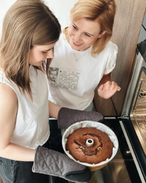 Jitka Schneiderová Instagram - S radostí a velkým respektem k pěstounským rodinám se připojujeme k výzvě “Dík náhradním rodinám - Bábovkový den.” 💥 Upekly jsme bábovku a byla to naše rodinná #powerwoman 🤍 Teta Andrea dodala rodinný recept na bábovku od babičky Florentiny, Sofie ji upekla a já ji asistovala. RODINA je prostě nejvíc! 🔗 A proto @hledamerodice ✔️ společně s @mpsvcz dlouhodobě usiluje, aby oblast náhradního rodičovství byla pevně v podvědomí široké veřejnosti a oslovila nové zájemce pro náhradní rodinnou péči. 🙏🏻 Protože každé dítě má právo vyrůstat v rodině! ♥️ 📢📢 Společně dnes proto křičíme do světa, že :
> náhradní rodiče  a lidé,kteří jim pomáhají, si zaslouží
od okolí ocenění
> děti v České republice potřebují nové pěstouny
> stát se pěstounem chce široké srdce a také odvahu
> existují odborné služby, které jsou náhradním
 rodičům oporou
#diknahradnimrodinam #babovkovyden @budinpestoun
