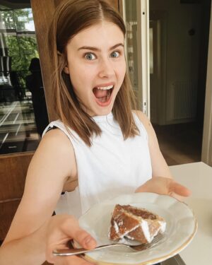 Jitka Schneiderová Instagram - S radostí a velkým respektem k pěstounským rodinám se připojujeme k výzvě “Dík náhradním rodinám - Bábovkový den.” 💥 Upekly jsme bábovku a byla to naše rodinná #powerwoman 🤍 Teta Andrea dodala rodinný recept na bábovku od babičky Florentiny, Sofie ji upekla a já ji asistovala. RODINA je prostě nejvíc! 🔗 A proto @hledamerodice ✔️ společně s @mpsvcz dlouhodobě usiluje, aby oblast náhradního rodičovství byla pevně v podvědomí široké veřejnosti a oslovila nové zájemce pro náhradní rodinnou péči. 🙏🏻 Protože každé dítě má právo vyrůstat v rodině! ♥️ 📢📢 Společně dnes proto křičíme do světa, že :
> náhradní rodiče  a lidé,kteří jim pomáhají, si zaslouží
od okolí ocenění
> děti v České republice potřebují nové pěstouny
> stát se pěstounem chce široké srdce a také odvahu
> existují odborné služby, které jsou náhradním
 rodičům oporou
#diknahradnimrodinam #babovkovyden @budinpestoun