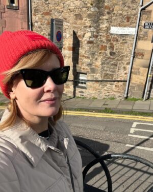 Jitka Schneiderová Instagram - Tradice 🫶🏻 naše poznávání nových míst a kultury…Edinburgh / rodinka na cestách… je to radost! Parta drží🙏🏻 🎖️ 🫀 Hezké Velikonoce i vám! 🐣