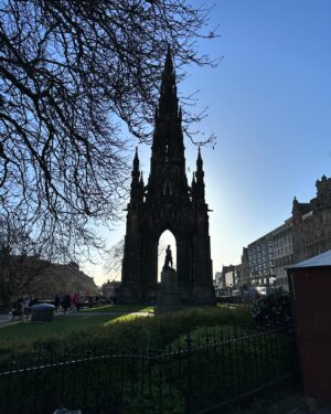 Jitka Schneiderová Instagram - Tradice 🫶🏻 naše poznávání nových míst a kultury…Edinburgh / rodinka na cestách… je to radost! Parta drží🙏🏻 🎖️ 🫀 Hezké Velikonoce i vám! 🐣