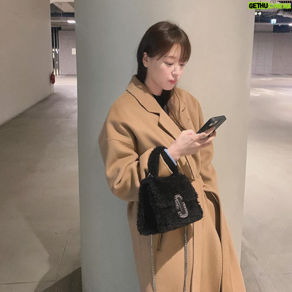 Jo Woo-ri Instagram - 요가 후 뿌듯한 표정 🩵🧘‍♀️✨