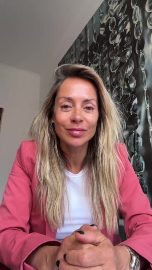 Joana Amaral Dias Instagram - Lá estou eu, outra vez, a levar com um processo disciplinar na Ordem dos Psicólogos. Delito de opinião…. Qualquer dia, dá prisão👈🏻

#trans #transgenero
#liberdadedeexpressão #joanaamaraldias