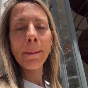 Joana Amaral Dias Instagram - E lá veio a polícia tomar conta da ocorrência 👮🏼‍♀️🙏🏼

O dinheiro vivo, o direito à utilização de numerário, está a ser ameaçado em vários cantos do globo. Também a UE prepara a introdução do euro digital, emitido pelo banco central europeu. Mas as notas e moedas são métodos de pagamento cruciais, facilitando a inclusão financeira de todos os segmentos da população, garantindo a liberdade, a privacidade, o anonimato individuais e a soberania nacional. Além da possibilidade do controlo totalitário de todos (incluindo a utilização do dinheiro digital como política monetária) verificar-se-á a exclusão de milhares de pessoas que, por uma razão ou por outra, dependem de dinheiro vivo para pequenas transacções (como idosos, invisuais ou migrantes) ou simplesmente recusam um smartphone. Sublinhe-se ainda que o dinheiro em espécie é a única forma de pagamento em situações de catástrofes naturais ou ciberataques. Trata-se de uma reserva de valor seguro em relação a crimes ou incidentes tecnológicos.
O fim do numerário elimina a única forma de pagamento gratuita, deixando todo o espaço para a gestão discricionária de preços nas transações electrónicas. Reconhecendo este potencial destrutivo, vários países estão a adoptar medidas que o travem, nomeadamente consagrando nas suas Constituições o direito à utilização de numerário, como acontece com a Eslováquia e a Austria. Em Portugal, é obrigatória a aceitação de dinheiro físico, não existindo, contudo, sanções legais para quem viole esta obrigação: Assim, vimos por este meio exigir ao Parlamento que aprove um pacote legislativo de sanções através do qual se possam aplicar contra-ordenações às empresas que se recusem a aceitar notas e moedas, salvaguardando um direito fundamental.
Podes assinar a petição aqui 👇🏼

https://peticaopublica.com/mobile/pview.aspx?pi=PT120411#google_vignette