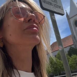 Joana Amaral Dias Instagram - Voltei a uma dessas padarias que recusam pagamentos em dinheiro. Quis pagar uma carcaça de 65 cêntimos em moedas. Rejeitaram. Só pagamentos em cartão, está escrito …. Mas nem o cartão que eu tinha para reciclar aceitaram 🤣 
Brincadeiras à parte, lá tive que chamar a polícia 👮🏼‍♀️