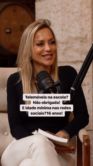 Joana Amaral Dias Instagram - “Telemóveis nas escolas? Não, obrigada!
Idade mínima para se usar as redes sociais? 16 anos!” - diz Joana Amaral Dias, a convidada desta semana.

Neste episódio falamos acerca disto e de tanto mais… falamos de dependência, de “abandonar os nossos filhos a este tipo de aparelhos” que só os vicia e que, efetivamente, hiperestimula as mesmas regiões cerebrais que determinadas drogas. Falamos do tempo “perdido” no ecrã, dos potenciais que não se desenvolvem, de tantas questões emocionais que não se aprimoram, de relações que não se estabelecem… porque os ecrãs viciam de verdade (e existem empresas a lucrar milhões com toda esta dependência dos nossos filhos).

Quem desse lado é que já nos ouviu?

Gratidão @nutribio.pt por me permitires gravar e trazer a todos tantos conteúdos e convidados de excelência 🙌🏼🙏🏼

#podcast #podcastanossavoz #desenvolvimentopessoal #espiritualidade #ecran #adição #addiction #jogos #jogosonline