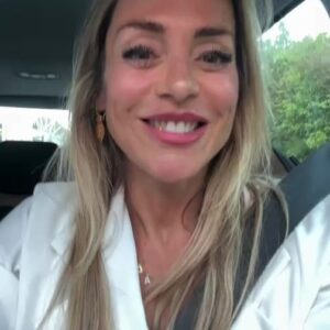 Joana Amaral Dias Instagram - Joana, a Fura Debates 😂☺️Como o tribunal deliberou que não provámos que não fomos convidados para os debates, viemos até à RTP tentar participar nos debates… ou provar que não podemos. E…. Entrámos nas instalações. Andámos perdidos mas depois fomos barrados. A directora adjunta de informação-a própria-fez questão de impedir fisicamente a entrada. Recusou-se a dar explicações e coagiu a desligar este directo com ameaças judiciais. 
Pois considero que é do interesse público que a RTP, paga pelos portugueses, esclareça os motivos de exclusão. 
Através da taxa Contribuição para o Audiovisual, entre 2015 e 2022, os portugueses entregaram à RTP 1420 milhões de Euros.
Não fosse a contribuição para o Audiovisual e os subsídios à exploração, os prejuízos da RTP seriam próximos de 200 milhões de Euros anuais.
Enquanto o salário bruto anual dos portugueses é de 19 mil Euros, os administradores da RTP  recebem mais de 120 mil Euros anuais para gerir uma empresa absolutamente falida.

#VotaEmTi #UsaOTeuVoto #VamosElegerAJoana #VotaEuropa #EleicoesEuropeias2024 #EuropaDemocrática #EleiçõesEU #VotaçãoEuropeia #JuntosPelaEuropa #FuturoDaEuropa #DemocraciaEuropeia #VozNaEuropa #ParticipaUE #MudançaNaEuropa #CidadaniaPortuguesa #euro