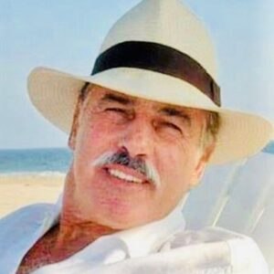 Joana Benedek Instagram - Que en la LUZ CRISTICA de Dios sea recibido por toda la Eternidad, mi querido y admirado amigo y compañero, ANDRÉS GARCÍA🙏

Hablar de Andrés es hablar de una institución, de la historia de las telenovelas en México y toda Latinoamérica!

Difícil de abordar, en esta triste circunstancia. 
Dejaré que los especialistas en espectáculo lo hagan, mucho mejor, en mi lugar…

Hablaré en cambio, del ser humano que me tocó conocer. 
El hombre, que por fuera parecía intocable, justamente por ser una de las figuras más imponentes del espectáculo latinoamericano.

Nuestra historia televisiva, cómo compañeros de la telenovela “Mujeres engañadas”, en la que tuve el honor de co-estelarizar junto a él y a la bella Tesorito- Laura León, fue gracias a la oportunidad, que me brindó mi querido amigo del alma y ulteriormente Padrino, Don Emilio Larrosa. @emiliolarrosairigoyen 

Recuerdo, cómo si el tiempo se volteara en un instante al ayer, nuestro primer encuentro, en el set de televisión…

Entré llena de nervios, con el libreto en la mano, y con mis emociones borboteando…
Iba a trabajar junto al actor más cotizado del mercado.
Eso me ponía en un compromiso, porque sabía de antemano que todas las miradas, de la prensa y del público en general, estaban a punto de centrarse en nosotros.

Al llegar y pisar el espacio inundado de luces, en el set de la telenovela, donde íbamos a compartir durante muchos meses, me fui directo a él, sonriéndole amistosamente, le tendí la mano y me presenté. 
Él, con ese encanto único- con esa mirada llena de una inteligencia aguda, repleta de su inmensa experiencia de vida y cargada de intuición- me regresó el saludo y me sonrió llanamente. 
Sincero. Franco. Directo. Entrón. 
Así era él! 

Hicimos el click humano, en un santiamén. 

Nos íbamos a apoyar en todo, durante la grabación, por largos meses… 
Fuimos una pareja de telenovela, compañeros cómplices y amigos.
Aprendí mucho de él. 

Iban a seguir, para mi enorme sorpresa, largas horas de filosofar juntos sobre la vida, sobre las relaciones humanas, incluso coincidimos en muchos conceptos, sobre Freud y Kafka, sus preferidos.

(Por falta de espacio, continúo en la siguiente publicación…👉…)