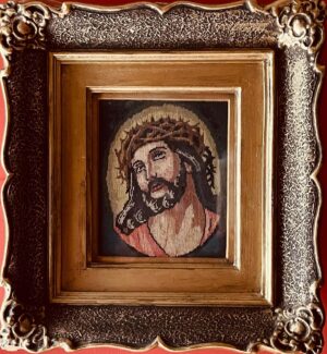 Joana Benedek Instagram - Hoy en día, cada vez más gente se aleja de Dios…Incluso muchas personas se avergüenzan de reconocer, que en su fuero interior, se comunican con Nuestro Creador!
Infelizmente parece estar “de moda”, que todo sea válido y aceptable, en pro del libertinaje!
Sí, escribí conscientemente esta palabra: “libertinaje”!

Falta de valores, de principios, de respeto hacia la familia tradicional y de la creencia en Dios.
Nos quieren hacer creer que el libertinaje es libertad!
Nada más falso!

La libertad es ser-hacer y tener, lo que uno decide, siempre y cuando respete al Otro. No afecte al Otro. Sin infringir los principios y valores humanos.

Nadie- y yo menos!- está en contra de los derechos humanos de SER y de HACER lo que uno siente.
Pero hoy en día estamos invadidos de los derechos de las minorías, pisoteando aplastantemente a los de la inmensa mayoría!
Eso tampoco es justo!

Y eso a mi, en lo particular, me da mucha tristeza.
Se hacen manifestaciones por cualquier motivo. Válido! 
Eso es parte medular de la libertad y de la democracia.
Respetable!
Siempre y cuando no se nos impongan los gustos de la minoría, cómo si nosotros- la mayoría- estaríamos profundamente equivocados.
También nosotros- la mayoría!- tenemos derecho de manifestarnos y expresar nuestro punto de vista!
Nuestra verdad!
También es nuestro derecho humano inalienable!
Hay muchos temas que tocar en ese sentido, pero dejaré que cada uno, que lea esta publicación, piense en lo que quiera.
Yo hoy me voy a referir a Dios!
A mi me representa Dios!
Yo SÉ (no sólo creo) en Dios!
Para mi, en primer lugar en mi vida, está Dios!
A mi me Creó Dios!
A mi siempre me sanó Dios!
Siempre me protegió Dios!
Siempre me socorrió Dios!
Y cada vez que me he sentido mal y que algo he necesitado, en cualquier sentido, corrí en mi mente y en mi corazón a Dios!
Y Dios -invariablemente!- me contestó de una forma evidente, inequívoca y contundente: con Su ACCIÓN! 
No hay una sola vez en toda mi vida, que Dios no me haya ajustado el Destino, de la mejor forma para mi Bien Mayor, a pesar de mis propios errores y de mis propias decisiones equivocadas muchas veces…👇
https://www.facebook.com/100002262778902/posts/4196005777151473/?d=n