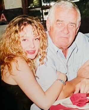 Joana Benedek Instagram - FELIZ Y BENDECIDO DÍA DEL PADRE! 🇲🇽🙌🌎 
“Taticul meu frumos”, mi “tata Guli”, te amo y te amaré por siempre, con todo mi ser, hasta el Cielo y más allá… 
Estás en mi, por toda la Eternidad y hoy te agradezco, una vez más, haberme traído al mundo junto a mi amadísima mamá Ileana y haberme entregado toda la ternura de tu corazón! 
Besos hasta el Infinito!💋
#Joana♥️