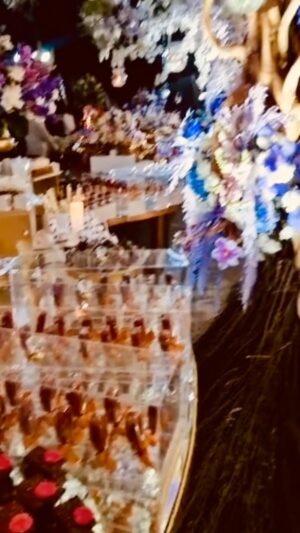 Joana Benedek Instagram - #JJNuestraBodaDeAmor
Apenas empezando la fiesta y endulzándonos… 
Los dulces J&J fueron fenomenales y el pastel de pistachos fue el especial de Catalina Fernandez, reconocida repostera de MTY. 

He de reconocer, que desde chica, mi debilidad siempre han sido los dulces… y en cierto nivel yo sigo siendo una niña rebelde y voluntariosa…

Vivan los pasteles!😋

Créditos video: Raluca Squarcini (mi amada hermanita😍 @supergirl.1979 )