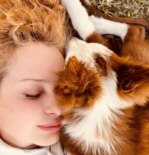 Joana Benedek Instagram - Es igual que antes… Zollito y yo… por toda la Eternidad… 
Impresiona comprobar la reencarnación, la migración del alma y el reencuentro, cuando hay muchísimo amor… 💜 🐾 🙏

Gracias amore, Javier, @javiervargas5496, una vez más, por ser canal de tal milagro…♥️♾💙