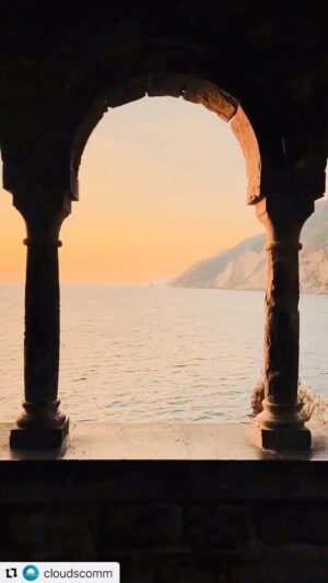 Joana Benedek Instagram - En la vida, detrás de nuestros logros, hay muchísimos esfuerzos, obstáculos y renuncias, que uno sortea cómo mejor le parezca y pueda y que nadie ve. 
Y eso todos lo hemos vivido…

Sin embargo la clave se halla y la puerta se abre, sólo en el momento que ocurre la congruencia interior… 

En lo personal tuve que luchar, más de lo normal, porque jamás negocié con el mal!
Bajo ninguna circunstancia, ni por ningún objetivo, por más seductor que este fuera! 

¿Que se pierden algunos sueños? 
Si! Y muchos! 
Algunos, incluso, muy deseados! 

Sin embargo yo he elegido estar en el camino del BIEN y en la LUZ de los principios Divinos y humanos! 

Me he jugado siempre el todo por el todo! 
Sin pestañear! 

El poder sostenerle la mirada al Otro, sin ningún sentimiento de vergüenza, de culpa o de temor, ha sido el hilo conductor, en mi vida. Apartarme de cualquier posibilidad de que algo malo se me regrese, por mis elecciones y acciones conscientes- por la misma ley del equilibrio- ha sido mi obsesión. 

Las vertientes ásperas y peligrosas son a veces muy seductoras, pero si se toma la decisión de “jugársela”, por el camino de la “derecha”, por el Bien Mayor de uno mismo, lo que es tuyo por derecho de consciencia lo será, sin duda alguna! 
Simplemente porque te pertenece! 
Además jugado en buena lid. 

Entonces, por qué prostituir los principios y valores y enfrentarse a la mayor Ley del Universo- que sí o sí!- te regresará desde lo que piensas, lo que sientes y hasta cómo actúas?!
Ningún premio terrenal vale tanto, cómo para exponerse ante la Magna Ley de la Creación: la Ley del Karma o también llamada Ley de causa y efecto! 

Finalmente la decisión siempre nos pertenece… 
#Joana♥️
#RefexionesDeMiAlma2022🌟

#BendicionesParaNuestroBelloPlanetaAzul🌎