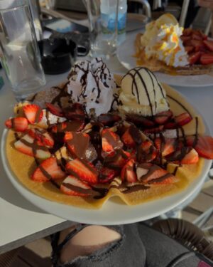 Joana Gentil Instagram - 1- Cantos bonitos e muito rosa 💖
2- A clássica selfie 🤳 
3- Um passeio pela rua, é sempre uma boa ideia
4- Visita à universidade onde estudei 
5- A matar saudades dos crepes da Milano 
6- Praia da Barra 
7- A minha primeira casa fora do ninho 
8- É um Moliceiro