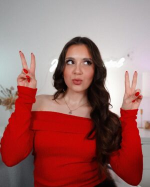 Joana Gentil Instagram - A fazer o que mais amo, gravar para vocês ❤️ estes são os últimos dias com 27 anos e não podia estar mais grata por vocês. A minha vida levou um rumo completamente diferente do que eu pensava, graças a vocês… nunca irei conseguir compreender a sorte que tenho em ter milhares de pessoas que sorriem com as minhas conquistas, escrevem uma palavra carinhosa quando eu preciso, que me apoiam mesmo sem me conhecer. 
Obrigada por tudo ❤️