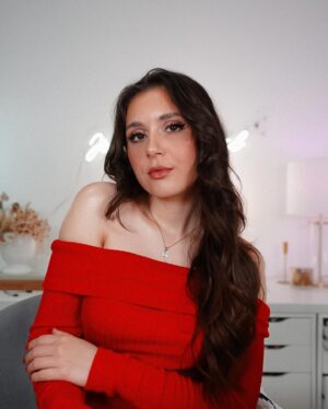 Joana Gentil Instagram - A fazer o que mais amo, gravar para vocês ❤️ estes são os últimos dias com 27 anos e não podia estar mais grata por vocês. A minha vida levou um rumo completamente diferente do que eu pensava, graças a vocês… nunca irei conseguir compreender a sorte que tenho em ter milhares de pessoas que sorriem com as minhas conquistas, escrevem uma palavra carinhosa quando eu preciso, que me apoiam mesmo sem me conhecer. 
Obrigada por tudo ❤️