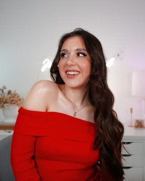 Joana Gentil Instagram - A fazer o que mais amo, gravar para vocês ❤️ estes são os últimos dias com 27 anos e não podia estar mais grata por vocês. A minha vida levou um rumo completamente diferente do que eu pensava, graças a vocês… nunca irei conseguir compreender a sorte que tenho em ter milhares de pessoas que sorriem com as minhas conquistas, escrevem uma palavra carinhosa quando eu preciso, que me apoiam mesmo sem me conhecer. 
Obrigada por tudo ❤️
