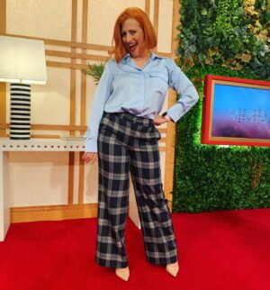 Joana Latino Instagram - Xadrez. 
E novo corte da @rosacarvalho_oficial e o batom escolhido @nizaloureiroo_make_up 
.
.
.
.
#lanidorandme @lanidor @trust.by.carla.caetano @pampamia