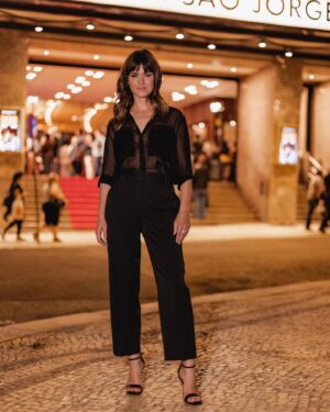 Joana Santos Instagram - Ainda a digerir esta ante estreia que foi tão especial. Ver o cinema São Jorge cheio de pessoas curiosas com o nosso VADIO. Estou feliz! ❤️ A partir de dia 4 de Maio estreia nas salas de cinema. Depois digam-me a vossa opinião 😉 

Styling: @lafayette____________________ 

Total look: @massimodutti 

Joias: @beatrizjardinha 

Sapatos: @aldo_shoes 

Makeup e cabelo: @tomperdigao 
 
Fotos: @afonsodbatista 

#cinemasaojorge #vadiofilme #ukbarfilmes #styledbylafayette #elitelisbon #premiere