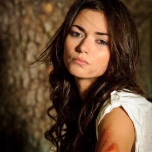 Joana Santos Instagram - #tbt está de volta com a nossa incrível DIANA de LAÇOS DE SANGUE ❤️‍🔥 quem tem saudades desta personagem que mereceu um emmy? @____joanasantos____ ✨