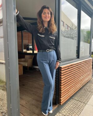 Joana Santos Instagram - Hoje chega ao fim @flor_sem_tempo_oficial, mais um projecto que fica no meu coração, das melhores coisas que guardo quando faço uma novela são as pessoas com quem me cruzo, algumas repetentes há muitos anos, outras pela primeira vez. Sou muito feliz no meu trabalho ❤️ #sptelevisão #sicoficial