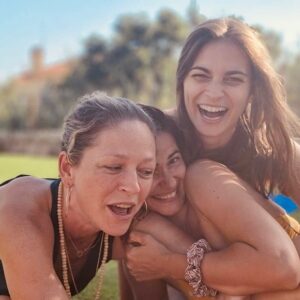 Joana Santos Instagram - Uma não queria mostrar a barriga, a outra as virilhas é mais não sei o quê, uma só queria mostrar as pernas, deu nisto. 😂 Gosto tanto delas! ❤️❤️❤️ 📸 @jorgecorrula