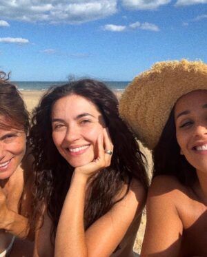Joana Seixas Instagram - ••• Sol, Sal, boas partilhas e uma dinâmica perfeita ♥️🌿

@hyndia 
@sarabarradasofficial 

#praia #sal #sol #algarve