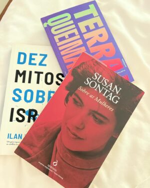 Joana Seixas Instagram - ••• De dentro transbordo… 
Vivemos tempos em que toda esta poluição diária de “ideologias” e questões muitas delas quase inexistentes na prática, ou residuais fazem as manchetes dos jornais. É cansativo estar sempre a falar dos mesmos assuntos, deixem que as narrativas sejam contadas na primeira pessoa e não por seres “iluminados” que acham que viram a Luz…  Todo este assalto de retrocessos é apenas uma manobra de distração para continuar a dar asas a um mundo cada vez mais vazio de valores, hiper consumista e capitalista. Precisamos de mais abertura, empatia e ecologia. Eu quero continuar a falar das coisas que me interessam e que verdadeiramente podem fazer avançar a Sociedade, esta é a minha forma de Luta, não me deixar perder, continuar o meu caminho a acreditar que podemos sempre deixar um mundo melhor para o futuro. 
Para vos inspirar deixo-vos algumas sugestões:

- Vejam o filme “S.O.S. salvem a nossa Escola” que estreia esta 5af no Cinema City (Alvalade, Leiria e Setúbal), e pensem como com vontade, generosidade e empatia é possível provocar verdadeiras mudanças 🙌🏽🌿 naquilo que verdadeiramente interessa que é no coração das pessoas. 

- Leiam “Sobre as Mulheres” da incrível Susan Sontag, há demasiadas pessoas a precisar de perceber que o feminismo não é uma luta extravagante, é uma necessidade urgente para um mundo realmente mais justo e equalitário. 

- “Terra Queimada” de Jonathan Crary, sobre como vivemos tempos asfixiantes, uma terra queimada fala-nos de como temos que olhar para o futuro como um mundo Off Line e dissociado de sistemas capitalistas 24/7. 

- “Dez Mitos sobre Israel” de Illan Pappé, para entrarem de forma simples mas profunda nos meandros do conflito Israelo-palestiano. Para muitos será incrível (porque vivemos realmente distantes dessa realidade) que este livro tenha sido escrito antes de 7 de Outubro. Um livro que também nos acorda para a realidade da colonização e de como ela está entranhada em todo o sistema dos países que se dizem democráticos e civilizados… Se alguém duvida que estamos perante um genocídio ou limpeza étnica é ler…

#ecoescolas #futuroecológico #sobremulheres