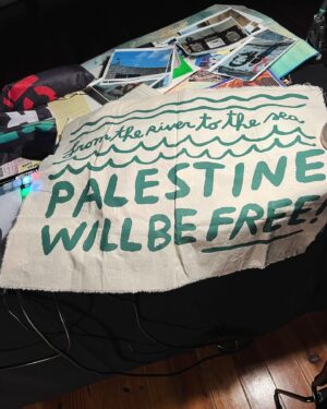 Joana Seixas Instagram - Sinto-me engolida pelas emoções. O genocídio em Gaza, está, a cada dia que passa mais revoltante e insuportável. O ser humano (dizem) tende a habituar-se às Guerras, existem milhares de outras guerras e injustiças pelo mundo que também deveriam ter toda a nossa atenção. Mas neste momento da História, a Luta Palestiniana representa a rebelião contra a hipocrisia ocidental, contra um sistema opressor, milenar, camuflado de várias formas. Apesar, de até me achar uma pessoa informada, estava muito longe de ter nas mãos muito do conhecimento, (que adquiri nos últimos dois meses) sobre a Palestina. Mas atenção, nada disto é complicado, não há dúvidas de que estamos a falar de uma brutal ocupação e de um sistema de apartheid. Aprender a história do mundo é a melhor forma de lutar pelos direitos humanos. O conhecimento é uma arma. E nesta altura, esta guerra, com certeza uma das mais documentadas da história, (apesar de todas as tentativas de branqueamento) a que assistimos impotentes à distância, é um claro desmascarar de uma Europa ainda gravemente comprometida com o seu passado colonial.

Claro que não interessa à Europa assumir a responsabilidade e as consequências devastadoras dos vários processos coloniais, dos quais o Médio Oriente e África têm exemplos gritantes. Mas desta vez, Israel está a fazer tudo de forma tão escancarada, sem qualquer vergonha, que nesta altura, só não vê mesmo quem não quer, as Instituições Europeias têm sangue palestiniano nas mãos de civis inocentes entre os quais estão 8000 crianças. Não podemos permitir, as pessoas, as que ainda acreditam na Humanidade, não se podem calar e têm que lutar para que a opressão não vença. 

Os Palestinianos têm direito a existir, não se pode apagar um povo, não podemos deixar que isso aconteça, eles têm direito à Resistência e à sua identidade, temos que Lutar para que a história não se repita (sendo que esta caminha para esse abismo). 

Seria importante este sábado mostrarmos que estamos acordados e que somos muitos nesta luta pela Liberdade e formar um Cordão Humano. Ponto de encontro 14h30 na Praça de Espanha. 
Apareçam! É a Liberdade de todos que está em causa! 
#istandwithpalestine #freepalestine
