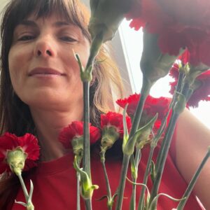 Joana Seixas Instagram - ••• O dia mais bonito do ano ♥️

Hoje emocionei-me tanto e foi tão bom! 

Dei abraços, queria ter dado mais, eram tantos os braços de cravo na mão que foi difícil vê-los a todos. 

A mais bela Revolução de sempre foi celebrada por muitos. 

O Povo sabe que quando tem que sair à rua sai à Rua. E hoje éramos muitos e todos vamos ser necessários para continuar a lutar pela Liberdade. 

Parabéns ao 25 de Abril! 
Parabéns à minha irmã @seixassara que nasceu do dia da Liberdade. 

25 de Abril Sempre! Fascismo nunca mais! 

#25deabrilsempre #50anos25deabril #Liberdade