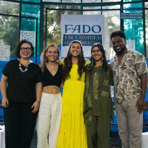 Joana Solnado Instagram - O Palácio de Cristal recebeu o nosso Sarau Decolonial com a participação de @vivivasconcelos1603, @joanasolnadoficial, @winonaevelyn_ e @raymundojonathan, com mediação de @nikitallerena_ .📖

Foi uma tarde de poesias e debates sobre temas que abordam o pensamento e a prática da Decolonialidade. ✊🏼 Arraste pro lado e confira alguns momentos especiais que separamos pra vocês! 

📷 @evaldomacedofotos

#FadoemCidadesHistoricas #FadoBrasil #Fado #LusoBrasileiro #SarauDecolonial #SarauDePoesia