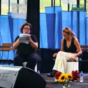 Joana Solnado Instagram - O Palácio de Cristal recebeu o nosso Sarau Decolonial com a participação de @vivivasconcelos1603, @joanasolnadoficial, @winonaevelyn_ e @raymundojonathan, com mediação de @nikitallerena_ .📖

Foi uma tarde de poesias e debates sobre temas que abordam o pensamento e a prática da Decolonialidade. ✊🏼 Arraste pro lado e confira alguns momentos especiais que separamos pra vocês! 

📷 @evaldomacedofotos

#FadoemCidadesHistoricas #FadoBrasil #Fado #LusoBrasileiro #SarauDecolonial #SarauDePoesia