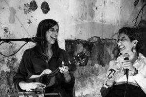 Joana Solnado Instagram - Partilhamos alguns dos muitos momentos luminosos do dia do lançamento do livro AQUÁRIO de Marlene Barreto na Casa da Escada Colorida no Rio de Janeiro, atividade integrada no projeto Teoria do Pessimismo. 

A Teoria do Pessimismo em parceria com a Casa da Escada Colorida abriu as portas com uma leitura dramatizada, da qual fizeram parte Joana Solnado, Marlene Barreto e Roberto Rodrigues acompanhades do jogo de luzes de Dianny e da criação musical de Brina Costa . O pensamento do espaço cénico é de Agostinho de Mello e Marlene Barreto e a assistência de produção é de Madalena Palmeirim e Angela Costa..

Os créditos de grande parte destas belas imagens são de Madalena Palmeirim.

Seguiu-se a apresentação do livro Aquário de Marlene Barreto que contou com a presença de Brume Dezembro, antropóloga e pesquisadora transfeminista e ainda Dayana Gusmão, Cria Maré e Fundadora da Coletiva Lésbica da Maré. 

E para fechar em grande o Show Margens de Brina Costa, Madalena Palmeirim com participação de Paulo Mutti. Uma partilha de repertório original que fez subir a energia na Casa da Escada Colorida.

Com este primeiro dia iniciámos, assim a intervenção “Performando o Futuro” do qual farão parte uma série de atividades culturais e de acesso gratuito na cidade do RJ.