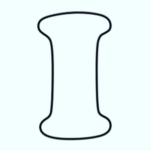 Joana Solnado Instagram - I'M BACK! :)
Aqui vai a história:
Alguém roubou as minhas contas das redes sociais no final de 2020 e eu não as consegui recuperar até hoje. Foi estranho ver anos de registo devassados e apagados. Pessoas a fazerem-se passar por mim. Nunca percebi o porquê disso. 
Continuo sem conseguir atingir. Aproveitei, depois de algumas tentativas, a desculpa de não conseguir tê-las de volta para então, sair das redes. 
Que maravilha. Um alívio, uma sensação boa de liberdade e mais espaço mental para fazer outras coisas, para criar. 
Nunca fui de ficar muitas horas aqui, mas o tempo que ficava era precioso e eu gastava-o sem prazer.
Passaram dois anos. 
As redes sociais não me fizeram falta absolutamente nenhuma, muito pelo contrário. 
Até ao dia que fizeram.
Dia 24 de Fevereiro de 2022, quando começou a guerra. Nesse dia, mudei de necessidade e a minha opinião mudou com ela. Precisei da vossa ajuda para divulgar informação importante que poderia salvar vidas e não tinha como chegar às pessoas que me seguiam. 
Esse momento, foi o primeiro em dois anos, que tive pena de não ter redes sociais e de não poder contar convosco pela minha mão. Tive de contar com a ajuda de amigos com contas de grande alcance que partilhassem o trabalho que fizemos e fazemos junto com os Ucranianos, e da ONG que criamos, a @helpingwithsatya para responder às centenas de pedidos de ajuda que nos chegavam diariamente.
Em breve, conto-vos esta história. 

Cada pessoa que aqui chega, pode mudar a vida de alguém em algum momento. A importância das comunidades nos tempos de hoje dá-nos grandes 
privilégios que eu não quero perder. Continuarei a não gastar muito tempo por aqui mas tenho a convicção que se o que partilhamos puder mudar o dia de alguém, esse movimento na polis já valeu a pena, tornou-se, inevitavelmente, uma acção política.

Finalmente, consegui a minha conta de volta! Foi esta semana. Se puderes, partilha-a para que as pessoas que deixaram de a seguir porque estava "hackeada", possam voltar com a certeza que sou eu que cá estou :)

Que bom que é, ver-te por aí de novo!

Beijos e abraços a todos!