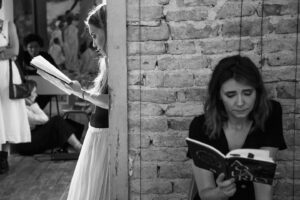 Joana Solnado Instagram - Partilhamos alguns dos muitos momentos luminosos do dia do lançamento do livro AQUÁRIO de Marlene Barreto na Casa da Escada Colorida no Rio de Janeiro, atividade integrada no projeto Teoria do Pessimismo. 

A Teoria do Pessimismo em parceria com a Casa da Escada Colorida abriu as portas com uma leitura dramatizada, da qual fizeram parte Joana Solnado, Marlene Barreto e Roberto Rodrigues acompanhades do jogo de luzes de Dianny e da criação musical de Brina Costa . O pensamento do espaço cénico é de Agostinho de Mello e Marlene Barreto e a assistência de produção é de Madalena Palmeirim e Angela Costa..

Os créditos de grande parte destas belas imagens são de Madalena Palmeirim.

Seguiu-se a apresentação do livro Aquário de Marlene Barreto que contou com a presença de Brume Dezembro, antropóloga e pesquisadora transfeminista e ainda Dayana Gusmão, Cria Maré e Fundadora da Coletiva Lésbica da Maré. 

E para fechar em grande o Show Margens de Brina Costa, Madalena Palmeirim com participação de Paulo Mutti. Uma partilha de repertório original que fez subir a energia na Casa da Escada Colorida.

Com este primeiro dia iniciámos, assim a intervenção “Performando o Futuro” do qual farão parte uma série de atividades culturais e de acesso gratuito na cidade do RJ.