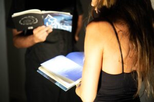 Joana Solnado Instagram - Partilhamos alguns dos muitos momentos luminosos do dia do lançamento do livro AQUÁRIO de Marlene Barreto na Casa da Escada Colorida no Rio de Janeiro, atividade integrada no projeto Teoria do Pessimismo. 

A Teoria do Pessimismo em parceria com a Casa da Escada Colorida abriu as portas com uma leitura dramatizada, da qual fizeram parte Joana Solnado, Marlene Barreto e Roberto Rodrigues acompanhades do jogo de luzes de Dianny e da criação musical de Brina Costa . O pensamento do espaço cénico é de Agostinho de Mello e Marlene Barreto e a assistência de produção é de Madalena Palmeirim e Angela Costa..

Os créditos de grande parte destas belas imagens são de Madalena Palmeirim.

Seguiu-se a apresentação do livro Aquário de Marlene Barreto que contou com a presença de Brume Dezembro, antropóloga e pesquisadora transfeminista e ainda Dayana Gusmão, Cria Maré e Fundadora da Coletiva Lésbica da Maré. 

E para fechar em grande o Show Margens de Brina Costa, Madalena Palmeirim com participação de Paulo Mutti. Uma partilha de repertório original que fez subir a energia na Casa da Escada Colorida.

Com este primeiro dia iniciámos, assim a intervenção “Performando o Futuro” do qual farão parte uma série de atividades culturais e de acesso gratuito na cidade do RJ.