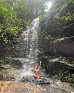 Joana Solnado Instagram - Nos recantos desse errejota vibrando água. 

águas que limpam
brotam dos céus, fortes
quedam livres, leves
potentes poderes vibrantes, 
urgentes em corpos emergentes.

💦 ❤️

Obrigada pelos registros @paulomathiasjr